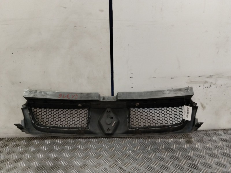 Recambio de rejilla delantera para renault trafic ii autobús (jl) 2.5 dci 135 (jl0d) referencia OEM IAM 8200204450  
