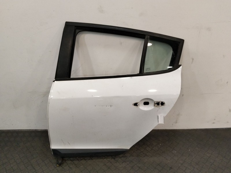 Recambio de puerta trasera izquierda para renault megane iii berlina 5 p referencia OEM IAM   
