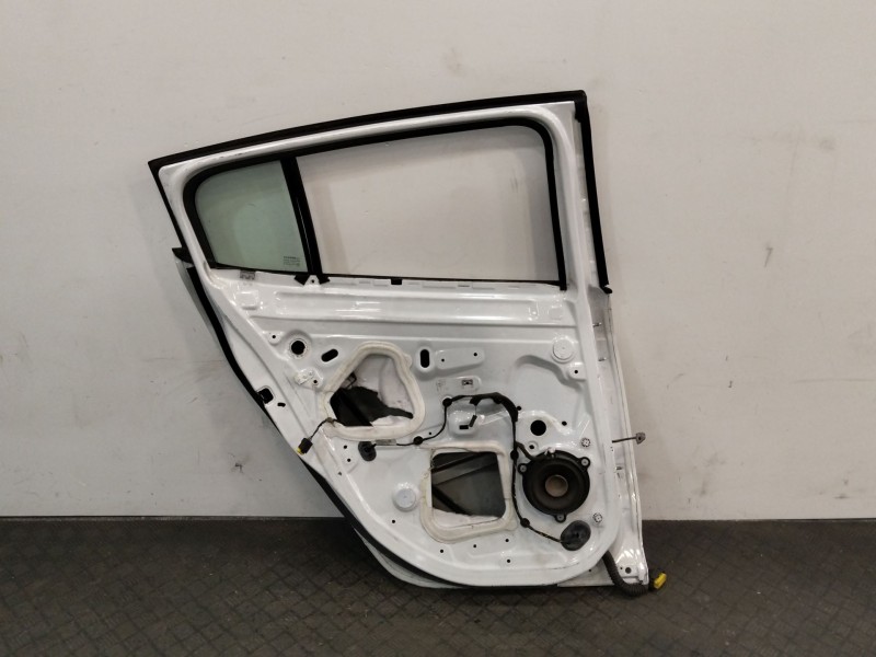 Recambio de puerta trasera izquierda para renault megane iii berlina 5 p referencia OEM IAM   
