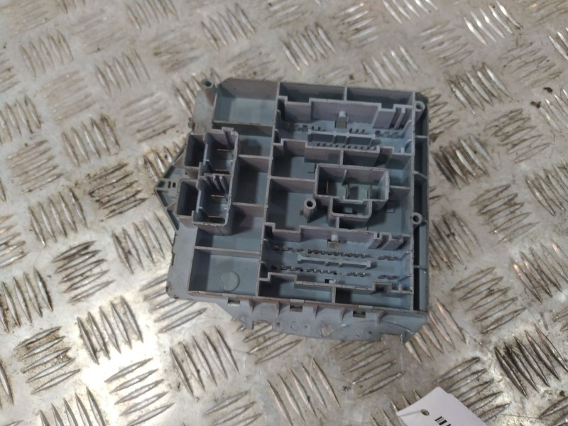 Recambio de caja reles / fusibles para fiat punto (188_) 1.9 jtd referencia OEM IAM 46778450  