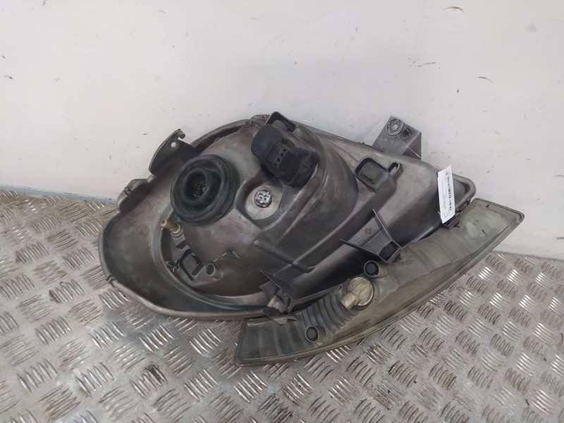Recambio de faro izquierdo para renault trafic ii autobús (jl) 2.5 dci 135 (jl0d) referencia OEM IAM 7700311371  