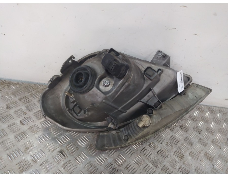 Recambio de faro izquierdo para renault trafic ii autobús (jl) 2.5 dci 135 (jl0d) referencia OEM IAM 7700311371  