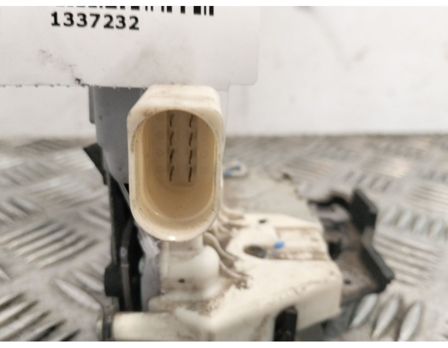 Recambio de cerradura puerta trasera izquierda para audi a3 sportback (8pa) 2.0 tdi referencia OEM IAM 4F0839013  