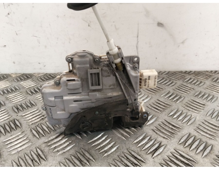 Recambio de cerradura puerta trasera izquierda para audi a3 sportback (8pa) 2.0 tdi referencia OEM IAM 4F0839013  