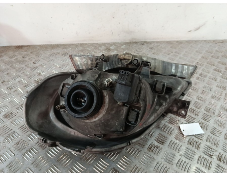 Recambio de faro derecho para renault trafic ii autobús (jl) 2.5 dci 135 (jl0d) referencia OEM IAM 91165720  
