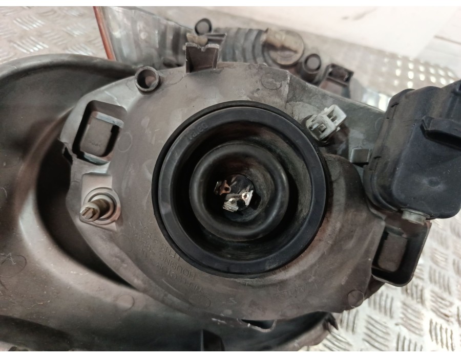 Recambio de faro derecho para renault trafic ii autobús (jl) 2.5 dci 135 (jl0d) referencia OEM IAM 91165720  