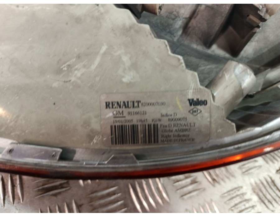 Recambio de faro derecho para renault trafic ii autobús (jl) 2.5 dci 135 (jl0d) referencia OEM IAM 91165720  