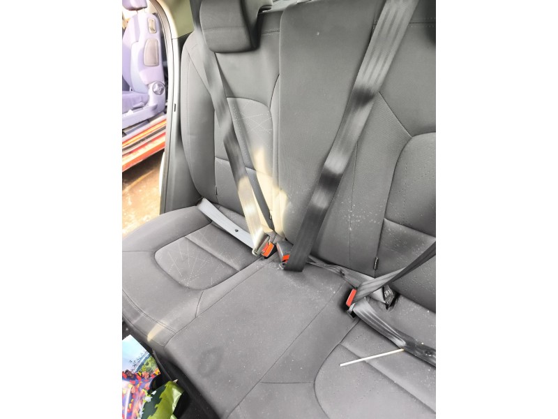 Recambio de enganche cinturon trasero derecho para kia rio iii (ub) 1.4 cvvt referencia OEM IAM 898401W200HU  