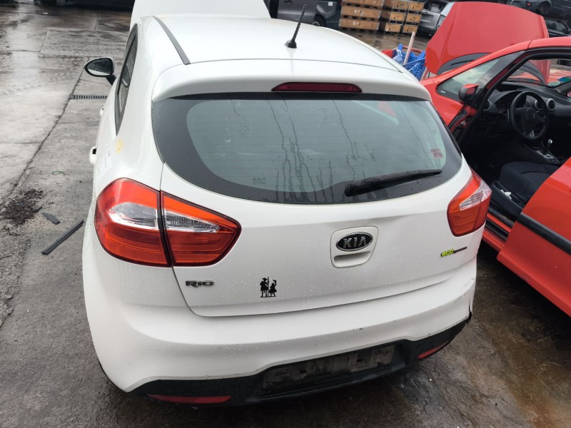 Recambio de porton trasero para kia rio iii (ub) 1.4 cvvt referencia OEM IAM 737001W220  