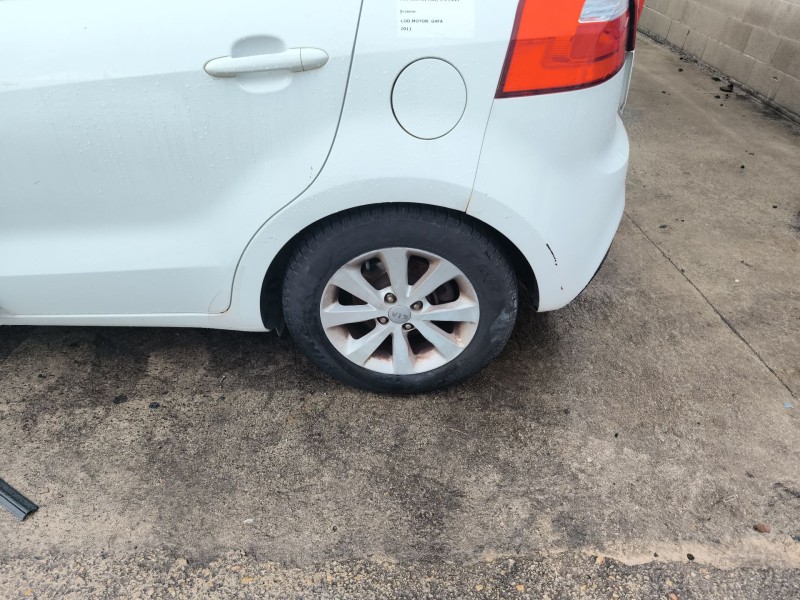 Recambio de paso de rueda trasero izquierdo para kia rio iii (ub) 1.4 cvvt referencia OEM IAM 868211W000  