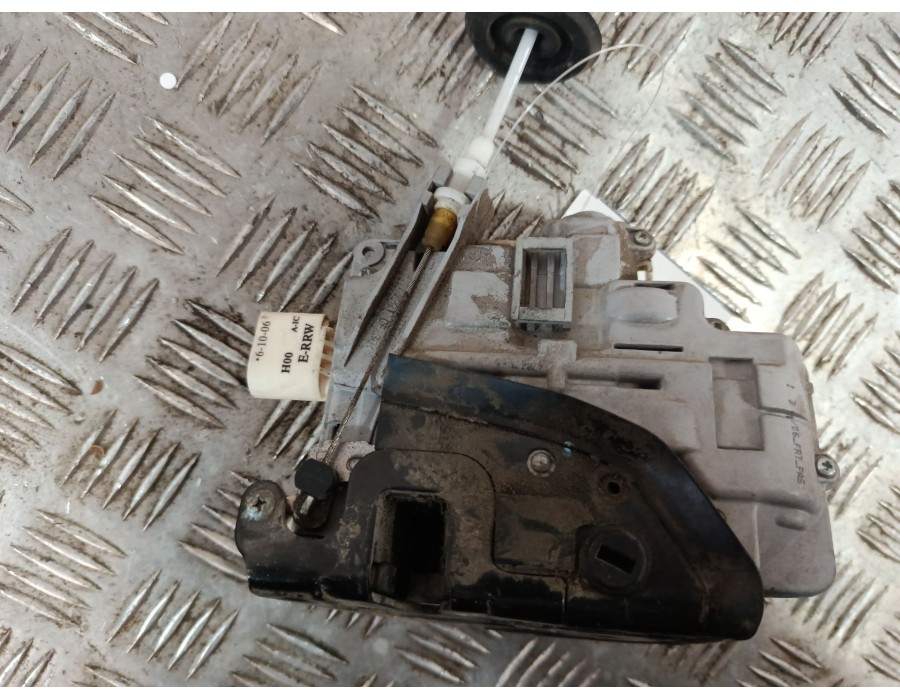 Recambio de cerradura puerta trasera derecha para audi a3 sportback (8pa) 2.0 tdi referencia OEM IAM 4F0839016  