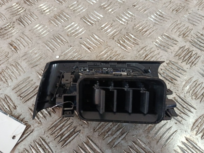 Recambio de aireador lateral izquierdo para renault captur ii (hf_) tce 160 (hfn1) referencia OEM IAM 68761697  