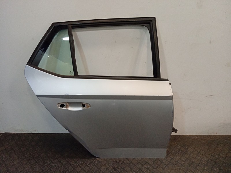 Recambio de puerta trasera derecha para skoda fabia iii (nj3) 1.0 referencia OEM IAM 6V9833056A  
