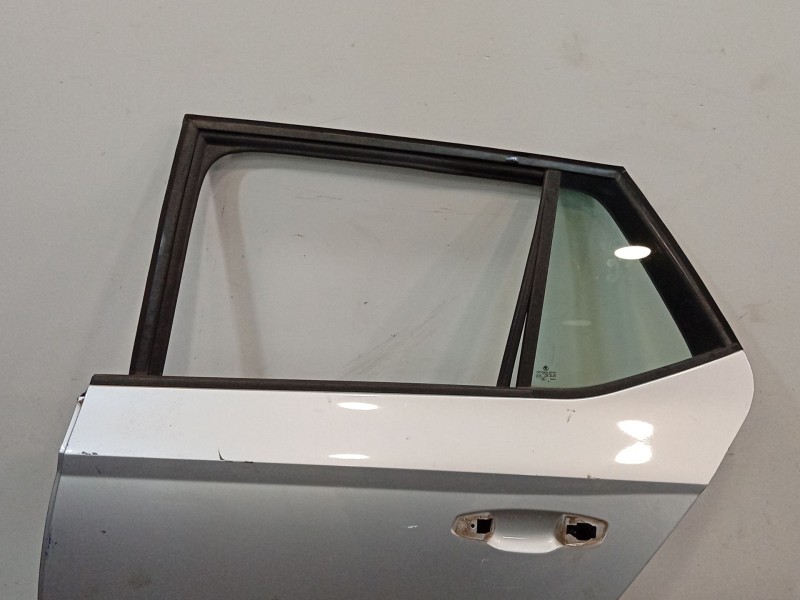 Recambio de puerta trasera izquierda para skoda fabia iii (nj3) 1.0 referencia OEM IAM 6V6833055A  