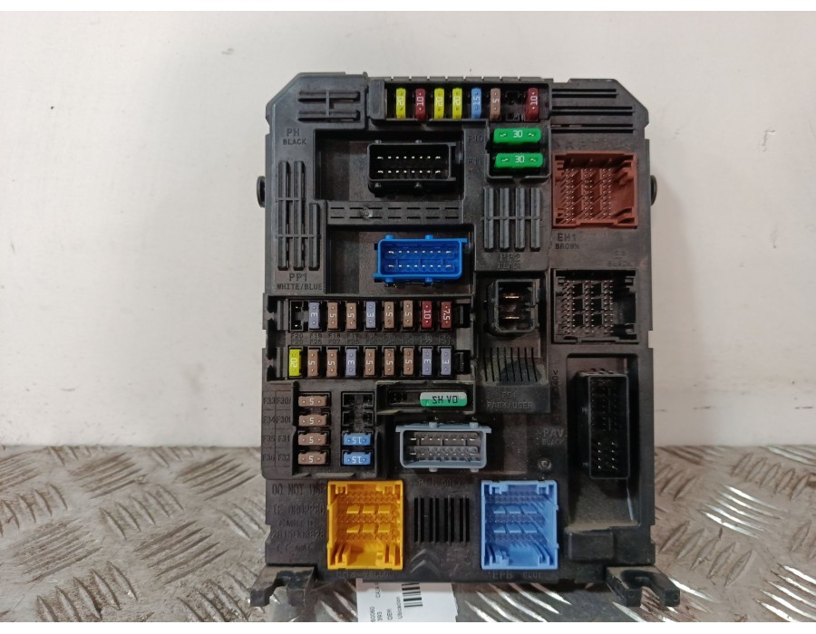 Recambio de caja reles / fusibles para citroën c3 iii (sx) 1.2 puretech 82 referencia OEM IAM 984514128000  