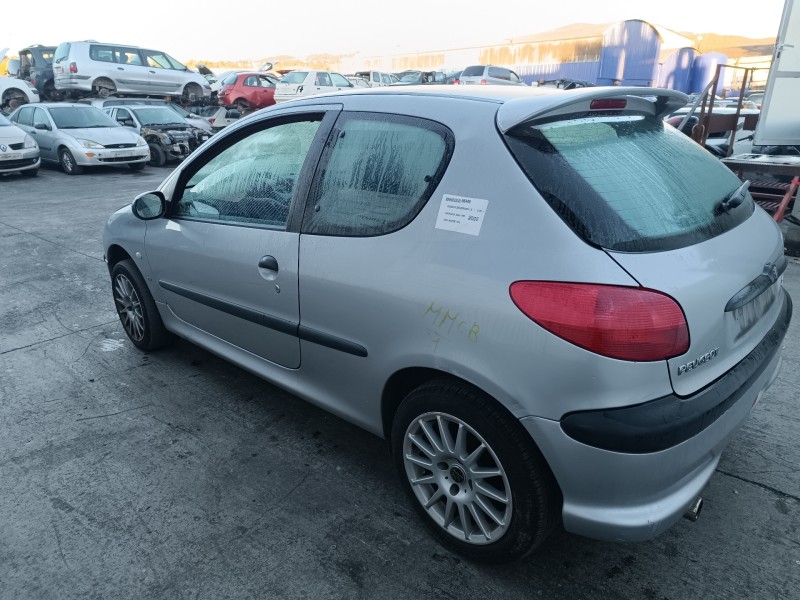 peugeot 206 berlina del año 2000
